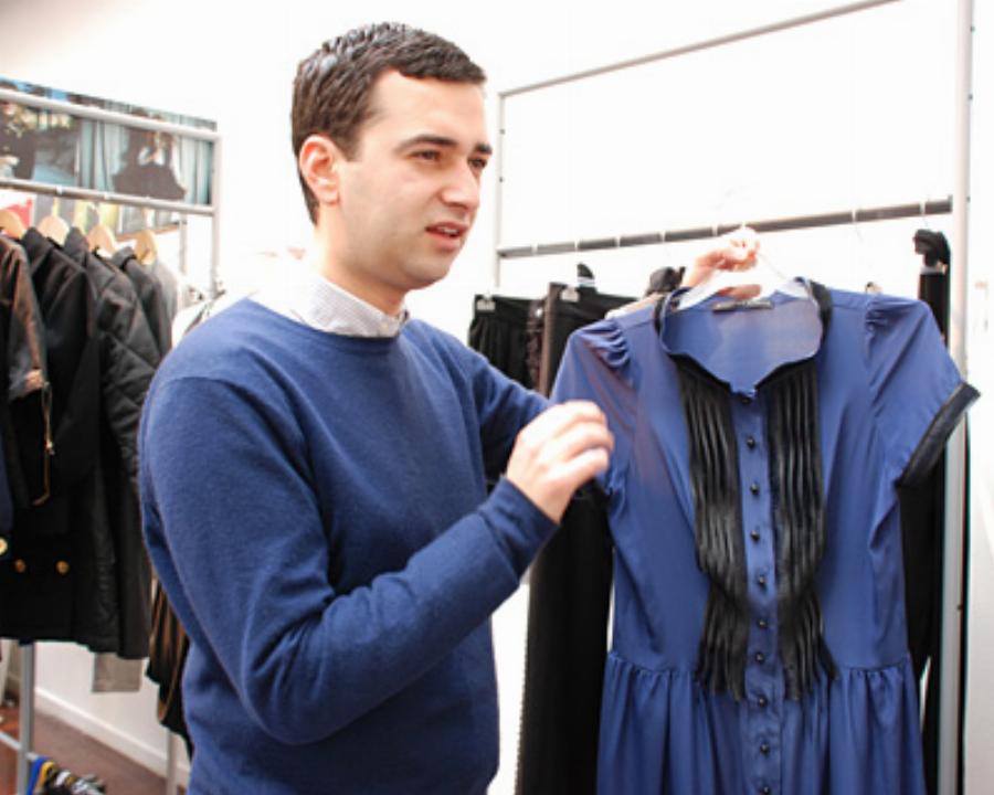 Άγγελος Μπράτης: Η μετανάστευση στο εξωτερικό λόγω οικονομικής κρίσης, το μπούλιγκ, γιατί είναι γκέι και τα προσωπικά του