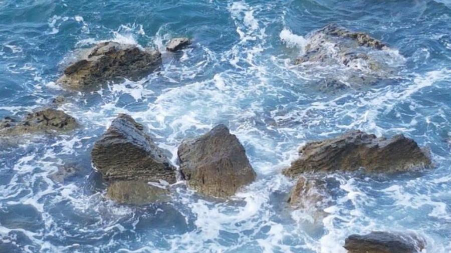 Τραγωδία στην Κρήτη: Μόλις 20 ετών αγόρι πνίγηκε στην θάλασσα, εγκλωβισμένος ανάμεσα σε βράχια
