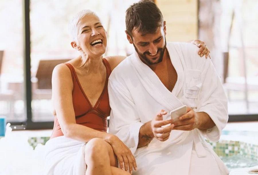 “Είμαι 56 ετών και χήρα. Μου ζητάει επίμονα να βγούμε ένας 30χρονος. Να δεχτώ;”