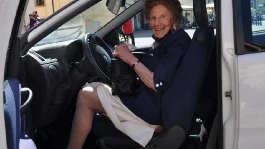 Η ψυχή χρόνια δεν κοιτά: Δεσποινίς ετών 100 ανανέωσε το δίπλωμά της