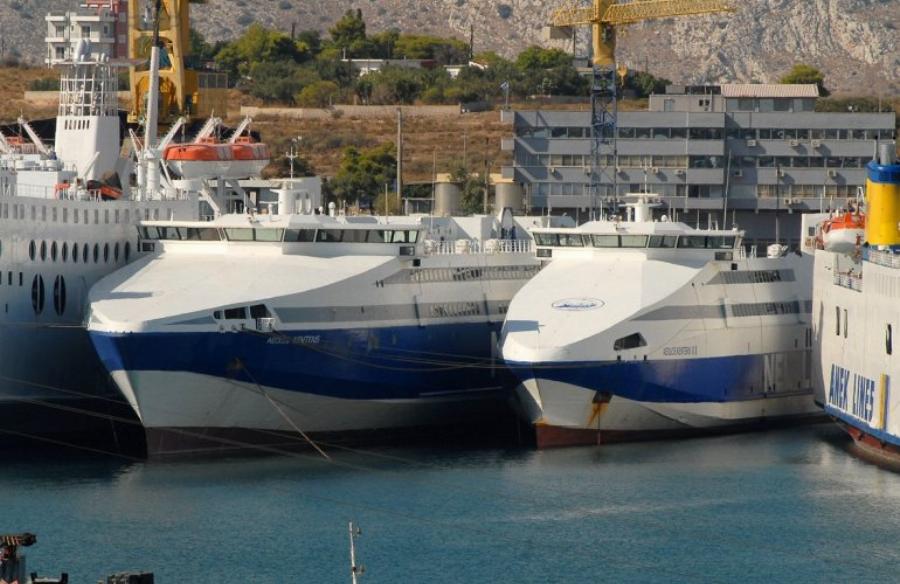 Το «Αίολος Κεντέρης»: Τέλος εποχής για το ταχύτερο πλοίο της Ελλάδας, το καμάρι μας βουλιάζει παρατήμενο σε λιμάνι