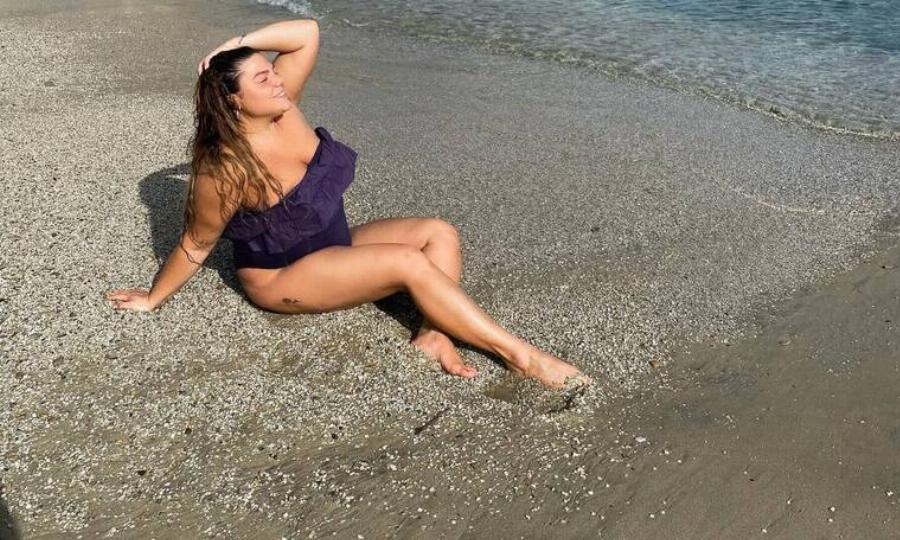«Απαγορεύονται τα σκουπίδια»: Η νέα ανάρτηση της Δανάης Μπάρκα με μαγιό και το νέο μήνυμα τα κιλά της