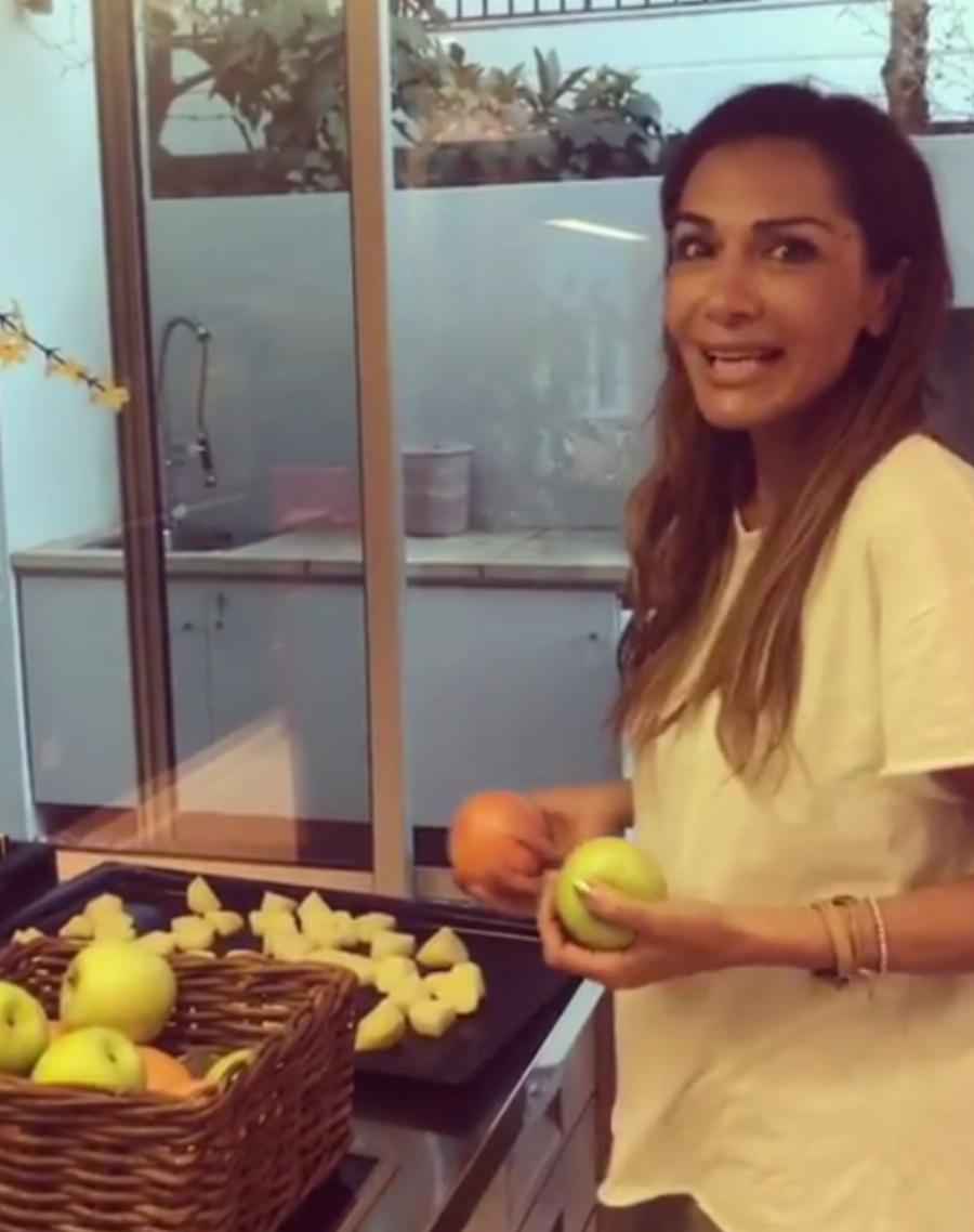 Δέσποινα Βανδή: Το παραμυθένιο σπίτι στη Βούλα, η αξιοζήλευτη κουζίνα και ο παραμυθένιος κήπος με την πισίνα