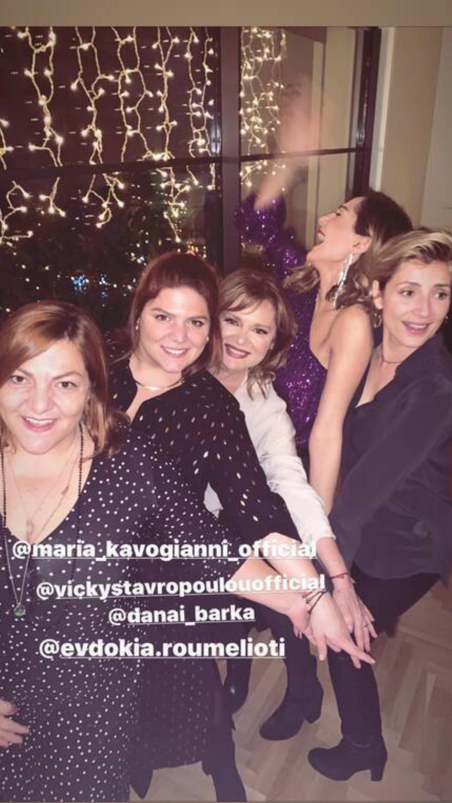 Δέσποινα Βανδή: Το παραμυθένιο σπίτι στη Βούλα, η αξιοζήλευτη κουζίνα και ο παραμυθένιος κήπος με την πισίνα