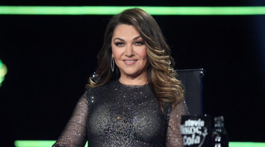 Καίτη Γαρμπή: H φωτογραφία που προκάλεσε “βροχή από σχόλια” – Ποζάρει σαν μαθήτρια και χωρίς ίχνος μακιγιάζ