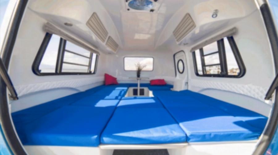 Μικροσκοπικό τροχόσπιτο: Κοιμίζει άνετα μέχρι 5 άτομα, κοστίζει μόνο 1000€, μεταμορφώνεται ανάλογα τις ανάγκες σας και ζυγίζει μόλις 500 κιλά