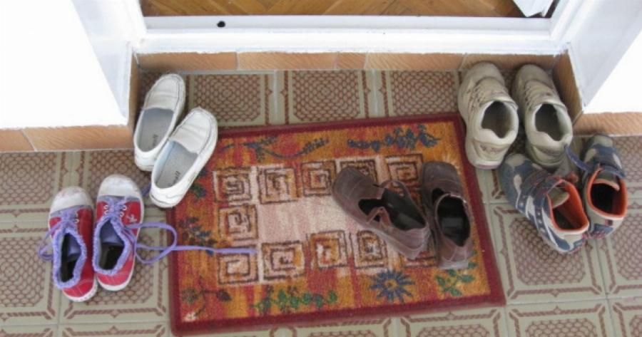 Τελικά είναι σωστό ή λάθος να ζητάμε από τους καλεσμένους μας να βγάζουν τα παπούτσια τους;