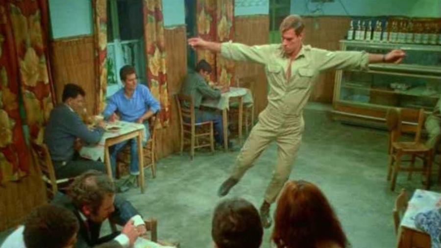 Το «Ζεϊμπέκικο της Ευδοκίας»: Το ψέμα του χορού – Τι χόρευε στ’ αλήθεια ο λοχίας στην καθηλωτική σκηνή που άφησε εποχή