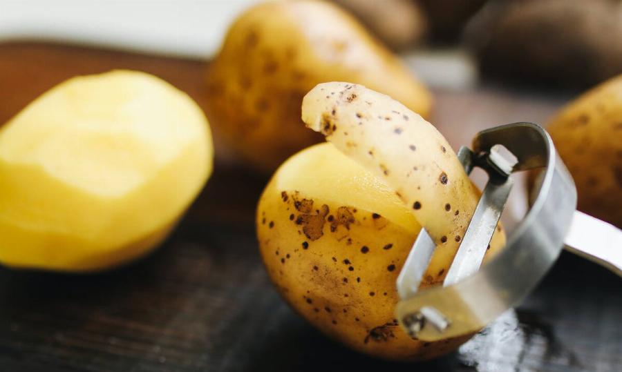 Δεν θα πιστεύετε πως μπορείτε να αξιοποιήσετε τις φλούδες πατάτας μέσα στη κουζίνα εκτός μαγειρικής