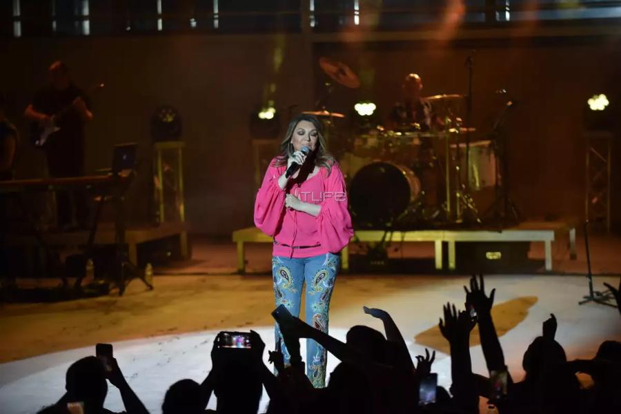 Αποθεώθηκε η Καίτη Γαρμπή μαζί με τον γιο της Δημήτρη Σχοινά στη συναυλία της στο Βεάκειο