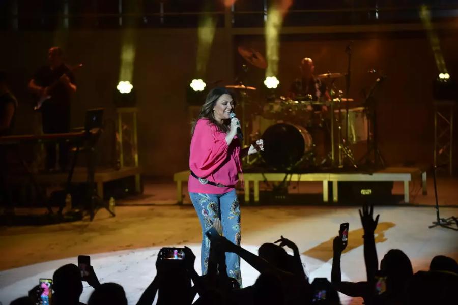 Αποθεώθηκε η Καίτη Γαρμπή μαζί με τον γιο της Δημήτρη Σχοινά στη συναυλία της στο Βεάκειο