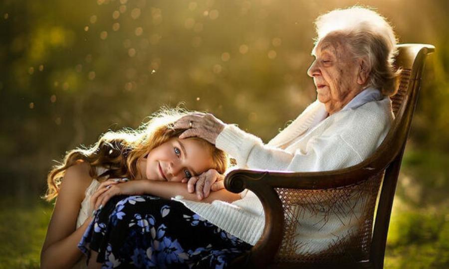 «Να κοιμηθώ στη γιαγιά απόψε;»: Ένας ύμνος στις ωραιότερες αναμνήσεις των παιδικών μας χρόνων