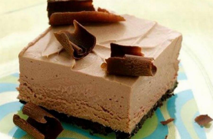 Παραδεισένιο γλυκό ψυγείου: Με σοκολάτα και ζαχαρούχο γάλα – Μπισκοτένια βάση και βελούδινη δροσερή μους