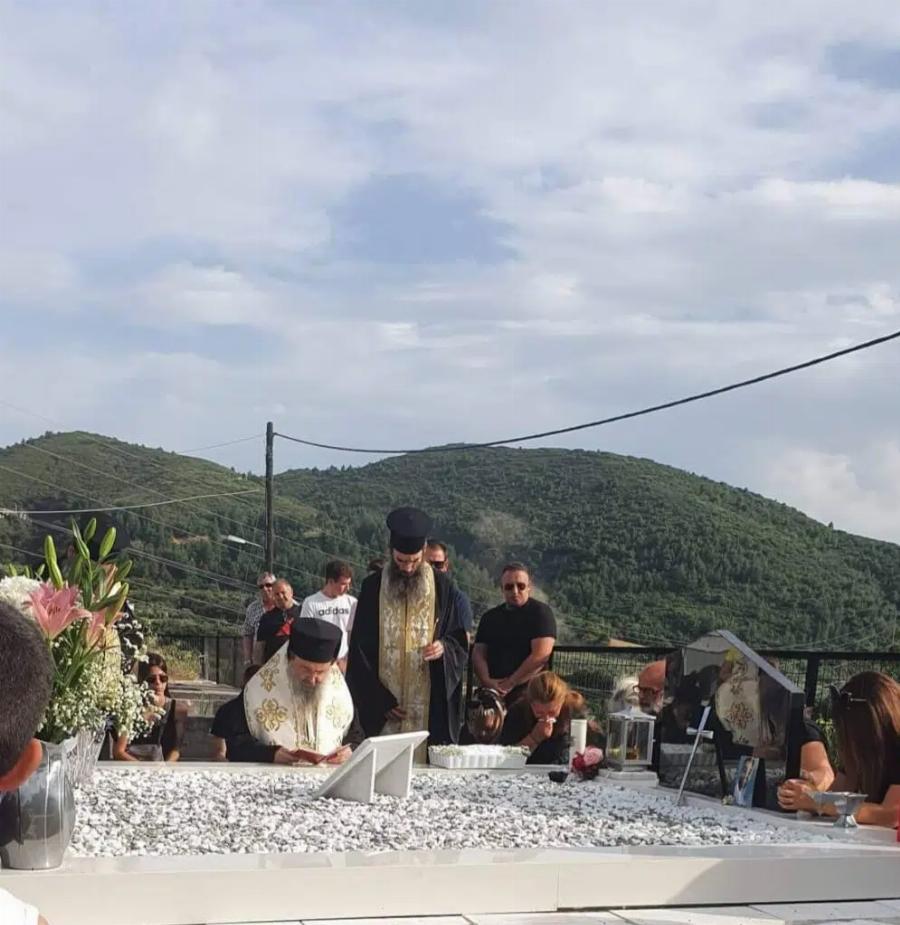 “Το όραμα του 31χρονου που σκοτώθηκε το βράδυ της Ανάστασης” – Γονάτισε ο Μητροπολίτης στο μνήμα του Χρήστου