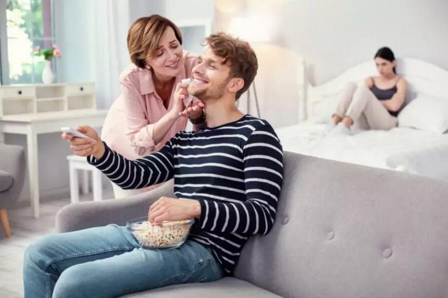 «Είμαι μαμάκιας και θέλω να μείνω με τη μητέρα μου και μετά τον γάμο. Αν δεν θέλει η γυναίκα μου θα χωρίσω»