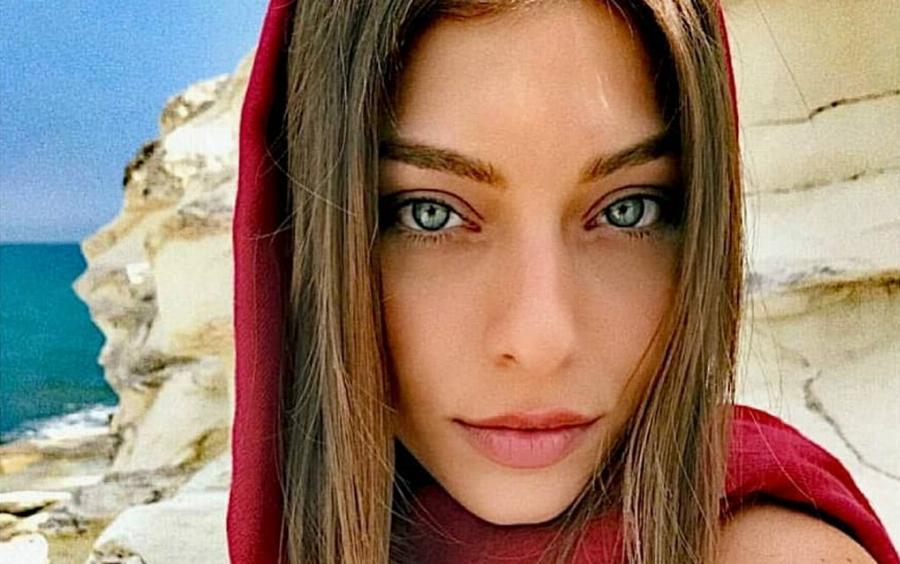 Σαν Αρχαία Ελληνίδα: Αθηνά από το Τατουάζ του Alpha στην παραλία με εξωπραγματική ομορφιά