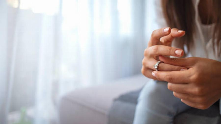 «Είμαι έξαλλη: Μου έκανε πρόταση γάμου με το ίδιο δαχτυλίδι που είχε δώσει στην πρώην»