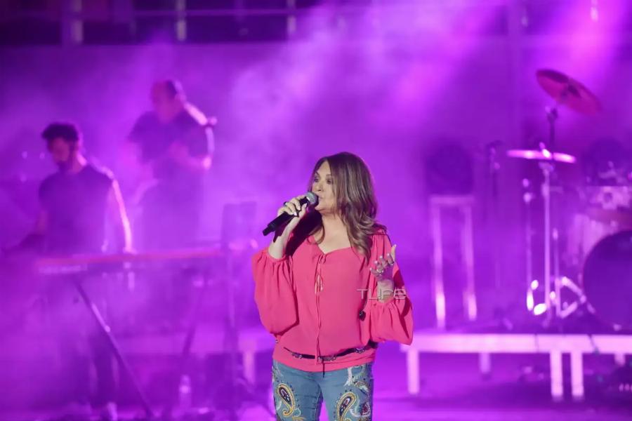 Αποθεώθηκε η Καίτη Γαρμπή μαζί με τον γιο της Δημήτρη Σχοινά στη συναυλία της στο Βεάκειο