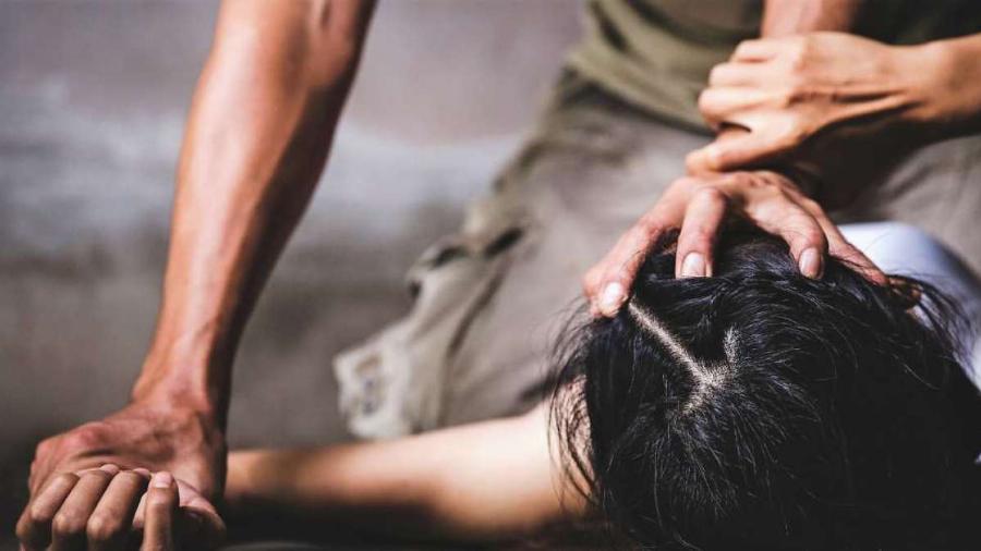 Με στρίμωξε στην τουαλέτα και ζητούσε «ένα φιλάκι», λέει η γυναίκα που δέχτηκε επίθεση από οικοδόμο