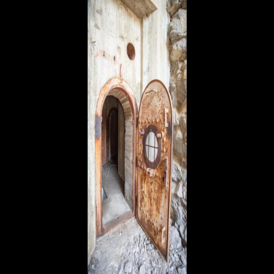 Πολεμικά καταφύγια στην Αττική: Μία υπόγεια πόλη, οι μυστηριώδεις στοές και τα μυστικά της κρυφής Αθήνας