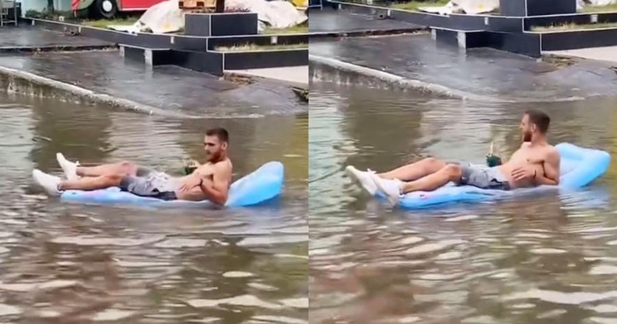 Το παλικάρι το τερμάτισε: Βγήκε με στρώμα θαλάσσης και φραπέ σε πλημμυρισμένο δρόμο στην Κατερίνη