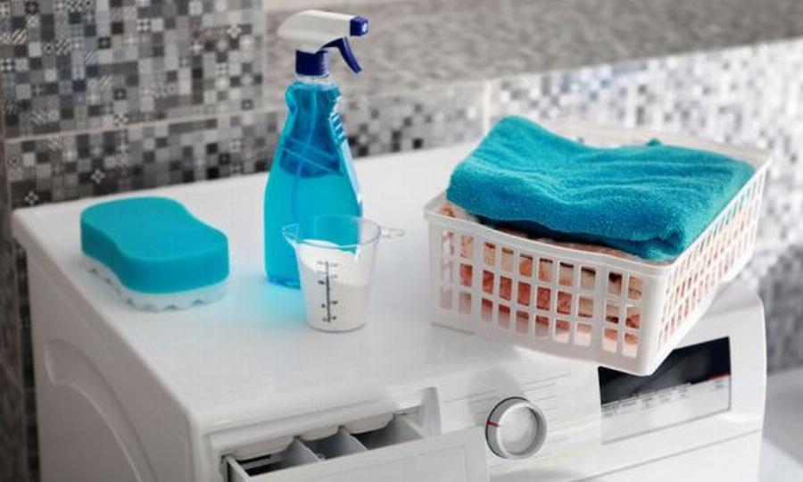 Πήρε και έριξε μαγειρική σόδα και λευκό ξύδι στο πλυντήριο ρούχων και έλυσε ένα μεγάλο πρόβλημα που βασανίζει πολλούς