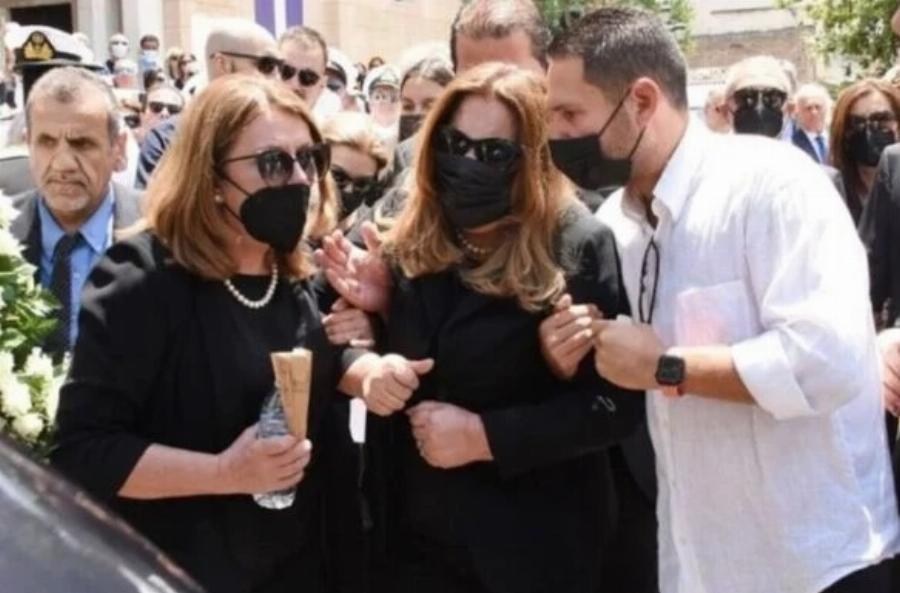 Κηδεία Γιάννη Κοντούλη: Κατέρρευσε πάνω στο φέρετρο η Δέσποινα Μοιραράκη – Ο σπαρακτικός επικήδειος