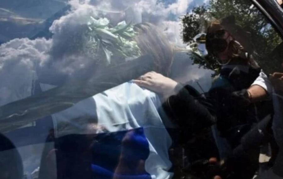 Κηδεία Γιάννη Κοντούλη: Κατέρρευσε πάνω στο φέρετρο η Δέσποινα Μοιραράκη – Ο σπαρακτικός επικήδειος