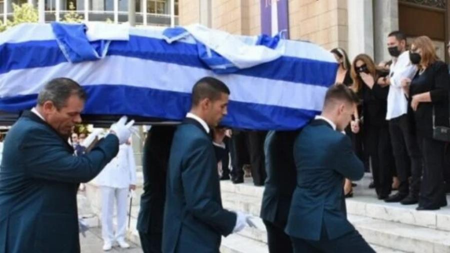 Κηδεία Γιάννη Κοντούλη: Κατέρρευσε πάνω στο φέρετρο η Δέσποινα Μοιραράκη – Ο σπαρακτικός επικήδειος