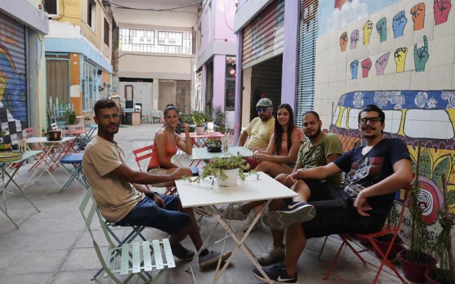 Κωφοί σερβιτόροι εργάζονται σε καφέ της Θεσσαλονίκης και προωθούν την νοηματική γλώσσα