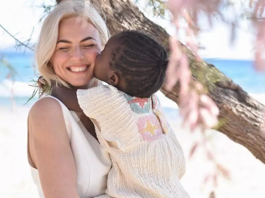 «Με ρωτάνε αν διαλέγεις παιδί»: Η συγκινητική εξομολόγηση της Χριστίνας Κοντοβά για την υιοθεσία