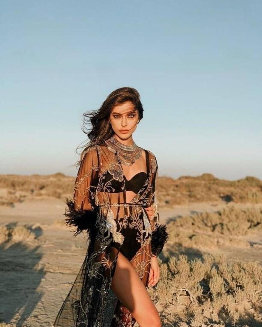 Σαν Αρχαία Ελληνίδα: Αθηνά από το Τατουάζ του Alpha στην παραλία με εξωπραγματική ομορφιά