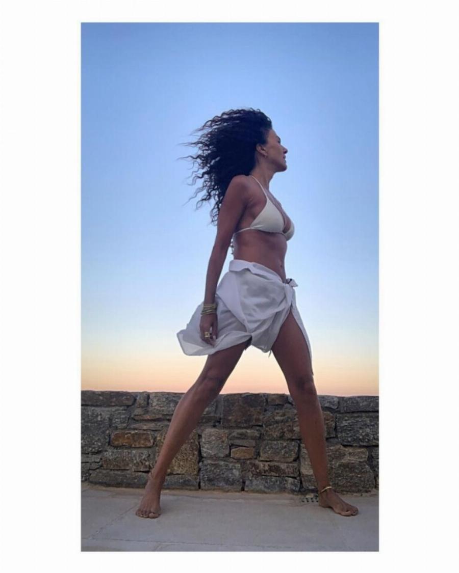 Σώμα 20άpας: Έτσι εivαι το σώμα της Μαρίας Σολωμού στα 47 χωρίς ρετούς και φίλτρα