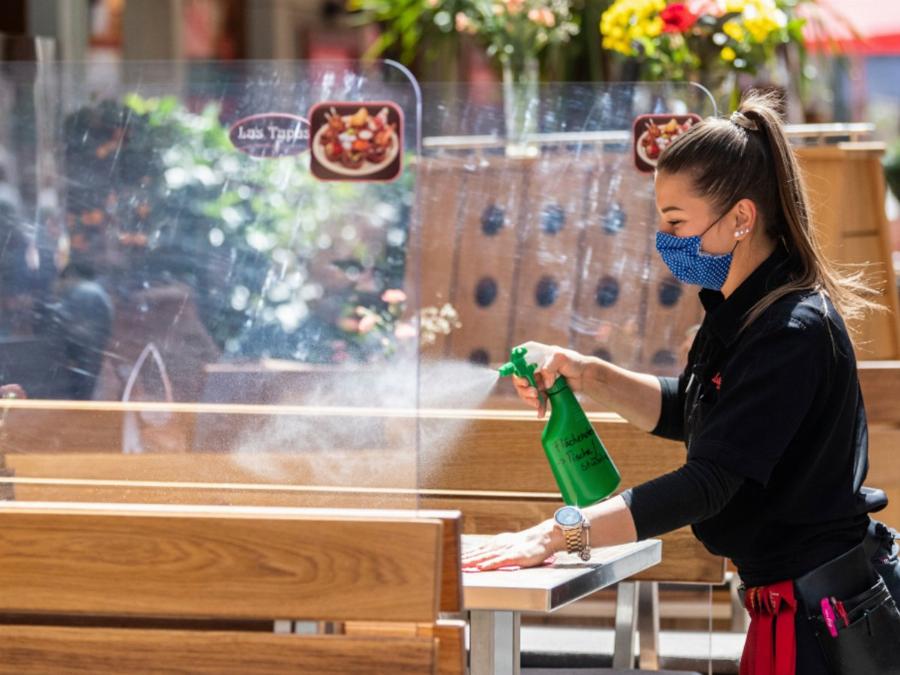 Ο εργοδότης της χρονιάς: Έδωσε όλο το ποσό του λογαριασμού στη σερβιτόρα γιατί οι πελάτες ήταν αγενείς μαζί της