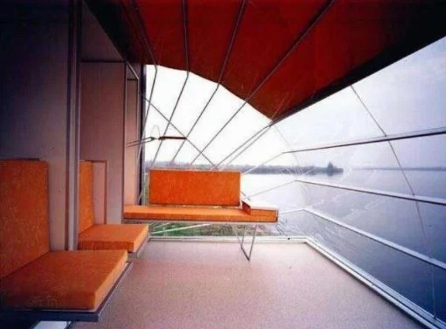 Είναι μόλις 30τμ, το μεταφέρεις όπου θες, κοιμίζει 4 άτομα και μεταμορφώνεται ανάλογα με τις ανάγκες σου