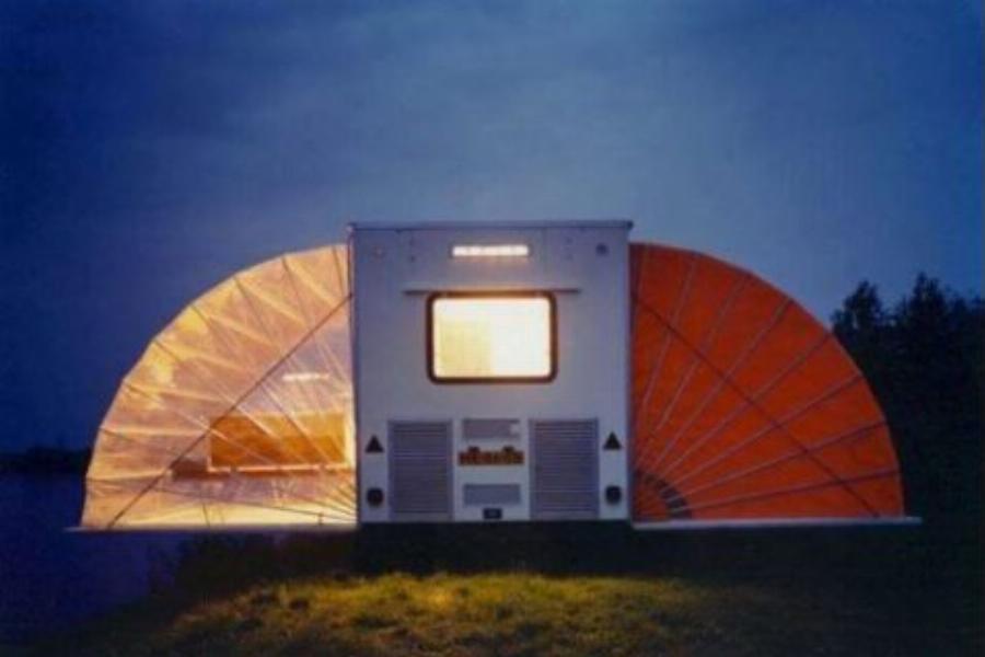 Είναι μόλις 30τμ, το μεταφέρεις όπου θες, κοιμίζει 4 άτομα και μεταμορφώνεται ανάλογα με τις ανάγκες σου