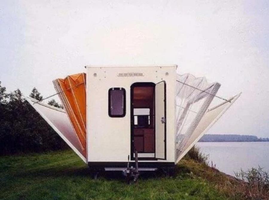 Είναι μόλις 30τμ, το μεταφέρεις όπου θες, κοιμίζει 4 άτομα και μεταμορφώνεται ανάλογα με τις ανάγκες σου