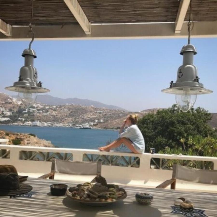 Αίγινα: Το παραδεισένιο εξοχικό σπίτι του Θοδωρή Αθερίδη και της Σμαράγδας Καρύδη δίπλα στην Αθήνα