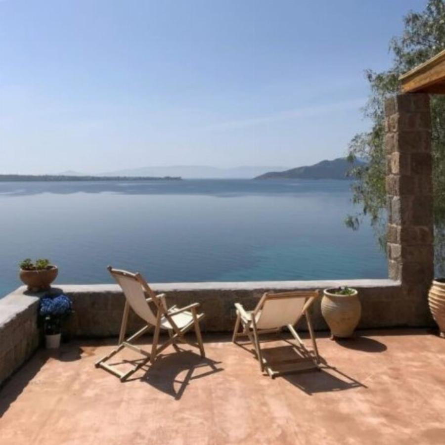 Αίγινα: Το παραδεισένιο εξοχικό σπίτι του Θοδωρή Αθερίδη και της Σμαράγδας Καρύδη δίπλα στην Αθήνα