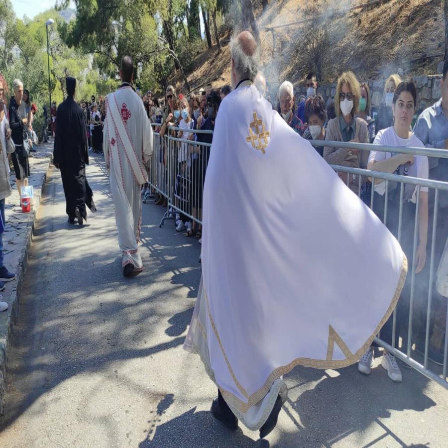 Γιορτή Αγίου Ιούδα Θαδδαίου Λυκαβηττός: Ακούραστος σταύρωνε όλη μέρα ασταμάτητα ο π. Δημήτριος