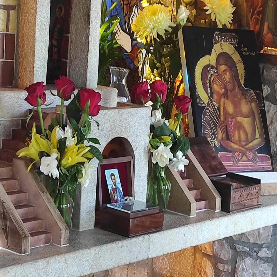 Γιορτή Αγίου Ιούδα Θαδδαίου Λυκαβηττός: Ακούραστος σταύρωνε όλη μέρα ασταμάτητα ο π. Δημήτριος