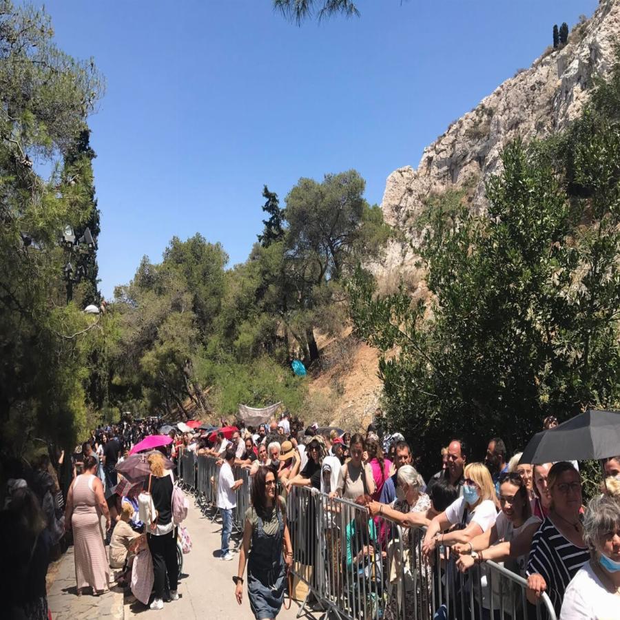 Γιορτή Αγίου Ιούδα Θαδδαίου Λυκαβηττός: Ακούραστος σταύρωνε όλη μέρα ασταμάτητα ο π. Δημήτριος