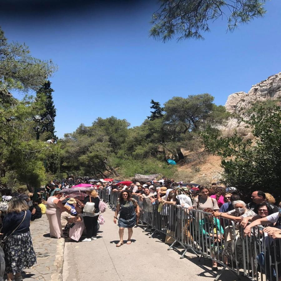 Γιορτή Αγίου Ιούδα Θαδδαίου Λυκαβηττός: Ακούραστος σταύρωνε όλη μέρα ασταμάτητα ο π. Δημήτριος