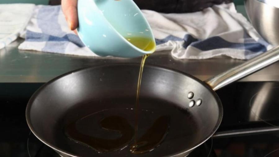 Τι να κάνετε για μην “πιτσιλάει” το λάδι την ώρα του τηγανίσματος – Το κόλπο της μαμάς