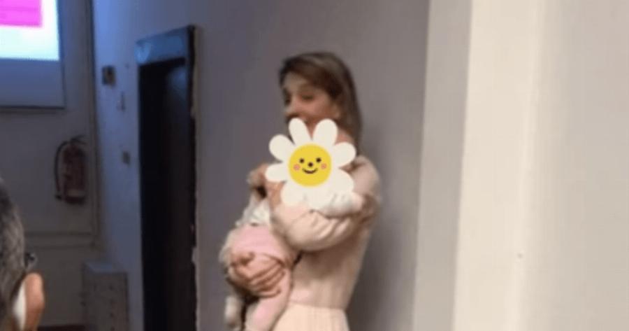 Φοιτήτρια του ΑΠΘ πήρε το μωρό της μαζί στο μάθημα και το αποτέλεσμα είναι απλά εκπληκτικό