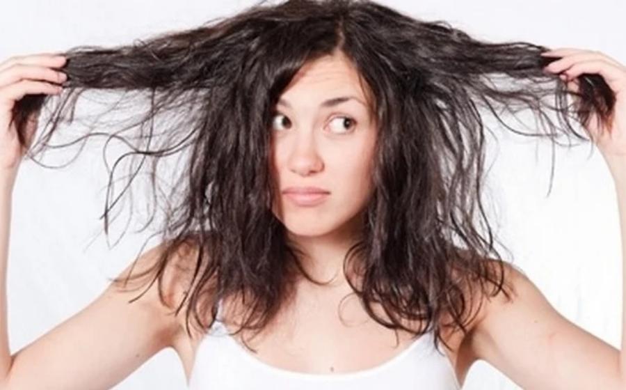 Λαδωμένα μαλλιά: Τα 3 λάθη που κάνετε καθημερινά- Πως να ρυθμίσετε την λιπαρότητα των μαλλιών
