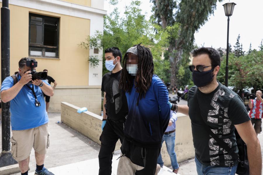 Στον εισαγγελέα ο Βρετανός που προσπάθησε να βάλει φωτιά στην Μαλακάσα με κεριά