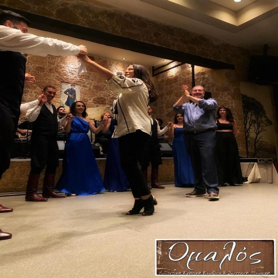 To μεγάλο κρητικό γλέντι του Σασμού λίγο πριν ντυθεί γαμπρός ο ηθοποιός Ορφέας Αυγουστίδης