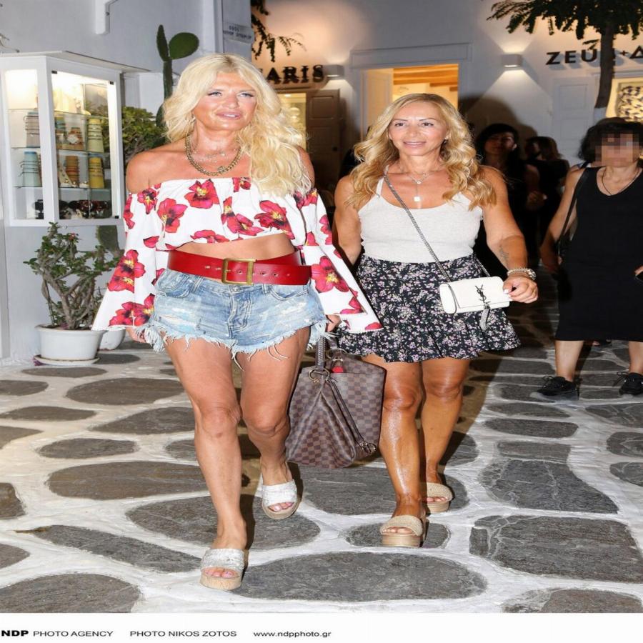 Πιο λαμπερή από ποτέ: Η Μαρίνα Πατούλη στα 54 της με μαγιό και σώμα λαμπάδα στη θάλασσα