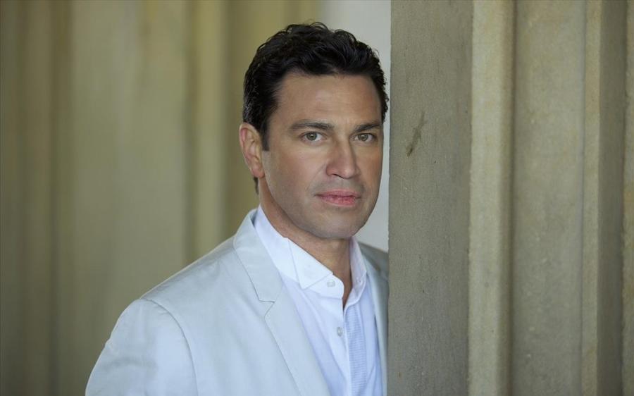 Μάριος Φραγκούλης: Δόθηκε για υιοθεσία από τους γονείς του, έζησε στην Ζιμπάμπουε και κατάφερε να κάνει διεθνή καριέρα στην όπερα